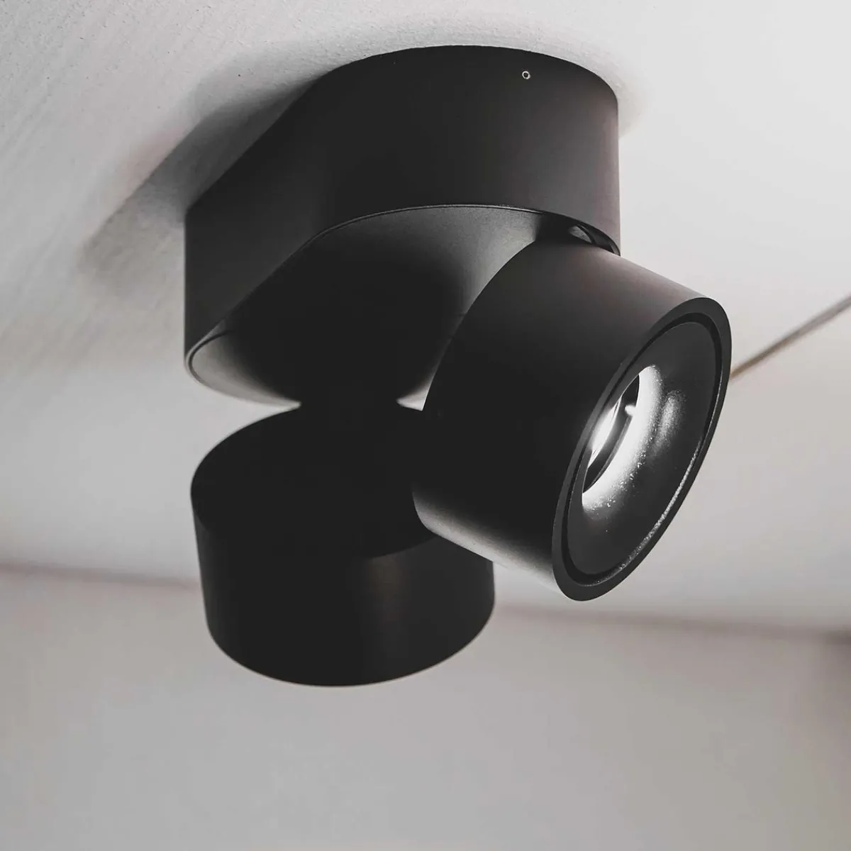 Kjøkkenbelysning Tak|Spotter & Skinner>LOOM Design Aim Spot Double Tak/Veggspot 2x13W dimbar 2700k - Svart