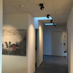 Kjøkkenbelysning Tak|Spotter & Skinner>LOOM Design Aim Spot Single Tak/Veggspot 13W dimbar 2700k - Hvit