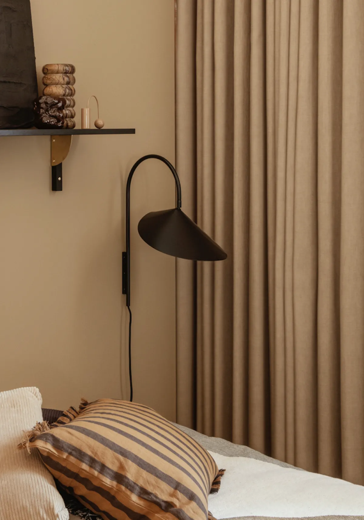 Interiørlamper|Leselamper>Ferm Living Arum vegglampe swing - svart