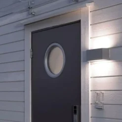 Lightup-Pris|Utelamper Med Opp/Ned Lys><noscript><img width=