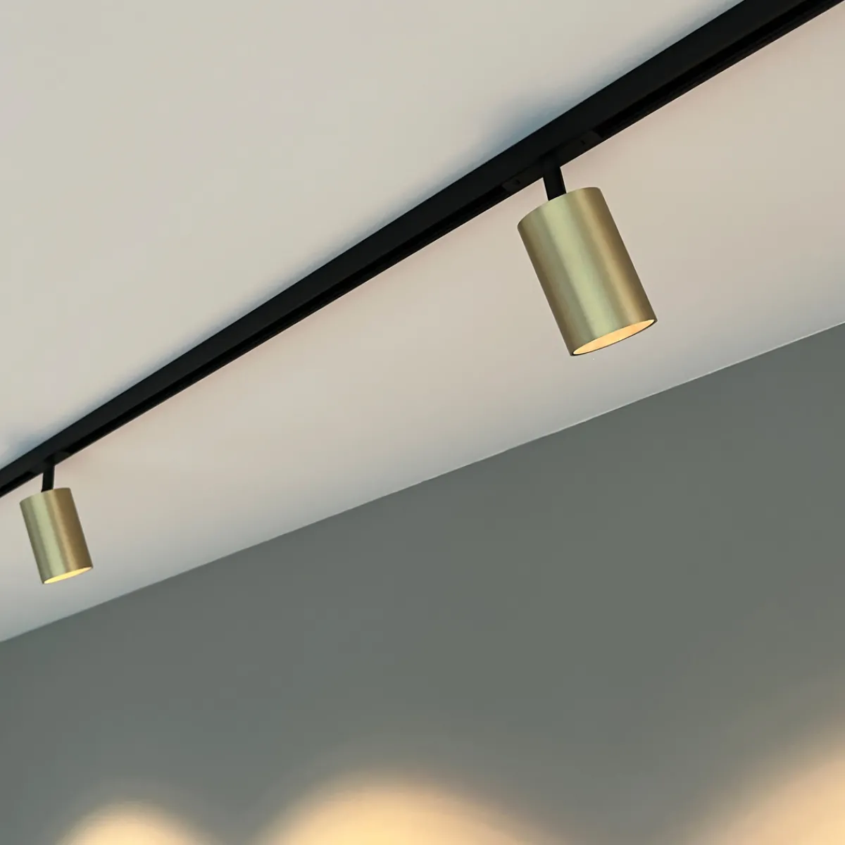 Kjøkkenbelysning Tak|Designline>Antidark Designline Tube Pro komplett 1.9 meter spotskinne med 4 spotter GU10 - Svart/Messing Svart / Messing