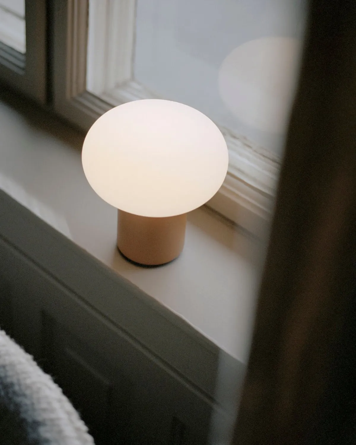 Oppladbare Bordlamper>New Works Karl-Johan bærbar bordlampe - Gul