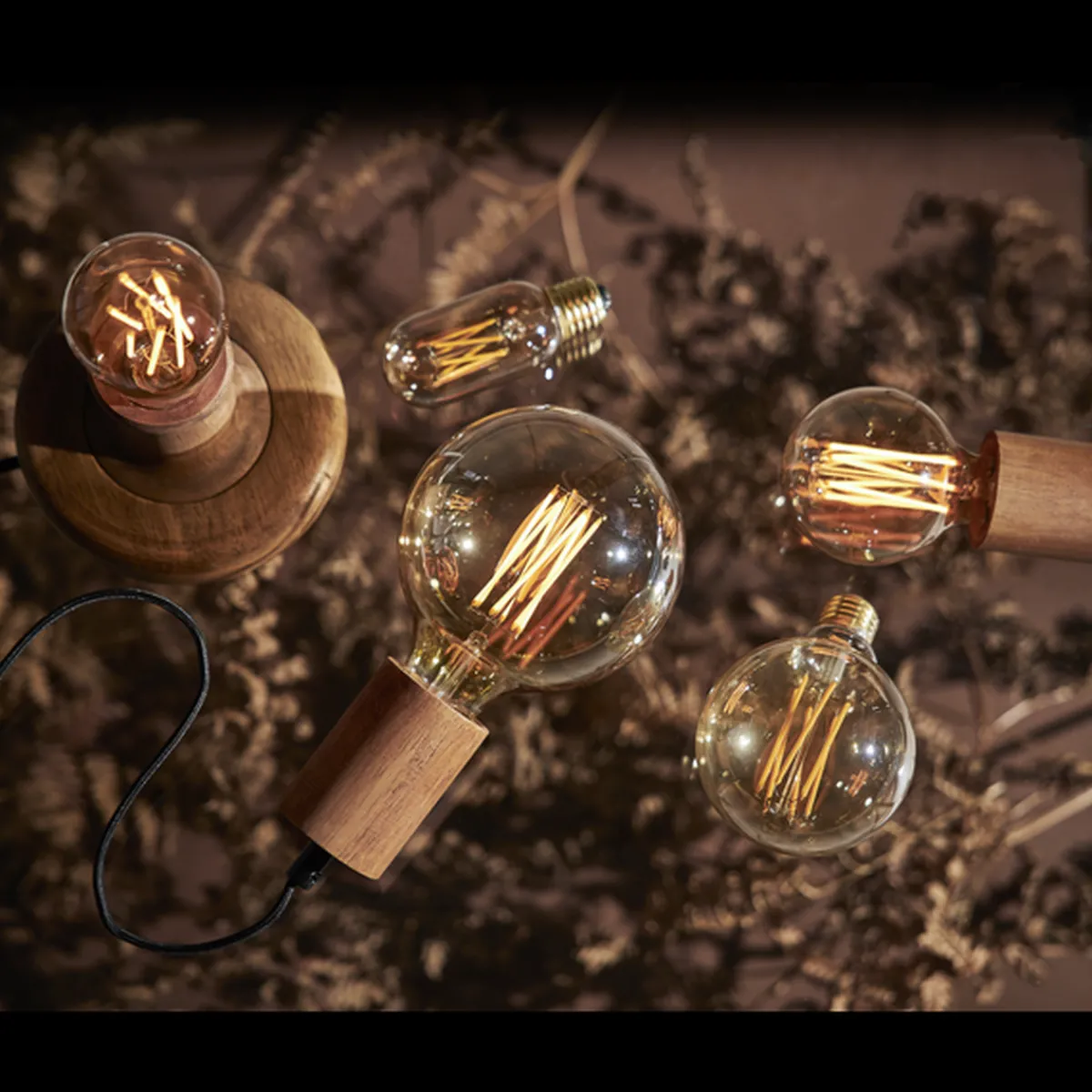 Dekorpære E27|Led-Pærer E27 Sokkel>Star Trading LED-pære 3,7W dimbar, Vintage Gold 45mm E27 Amber