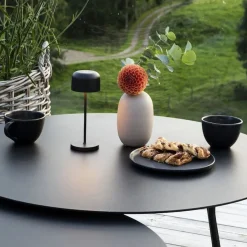 Lightup-Pris|Bordlamper For Utendørsbruk>Konstsmide Lille mini bordlampe oppladbar utendørs IP54 Svart