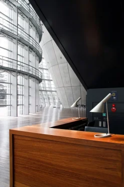 Louis Poulsen>Louis Poulsen AJ bordlampe