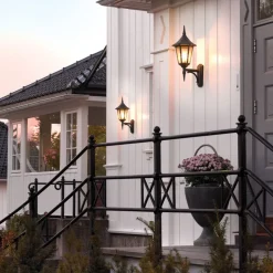 Lightup-Pris|Utelamper - Klassiske Vegglamper><noscript><img width=