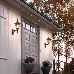 Lightup-Pris|Utelamper - Klassiske Vegglamper><noscript><img width=