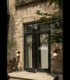 Utelamper - Klassiske Vegglamper|Baderomsbelysning Tak>Nuura Liila utendørslampe - svart/opal Svart / Opal