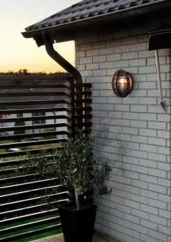 Utelamper - Veggskjold / Plafond>Konstsmide Oden vegglampe utendørs IP23 m/stikkontakt - Svart/klart glass Svart / Klar