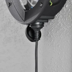 Utelamper - Veggskjold / Plafond>Konstsmide Oden vegglampe utendørs IP23 m/stikkontakt - Svart/Opal glass Svart / Opal