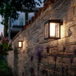 Solcellebelysning|Utelamper - Klassiske Vegglamper>Philips Camill vegglampe 1,4W 3000 Kelvin IP44 solcelledrevet med dag/natt og bevegelse sensor Svart