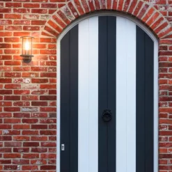 Utelamper - Klassiske Vegglamper><noscript><img width=