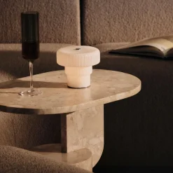 Oppladbare Bordlamper>Ferm Living Ripple bærbar bordlampe Hvit