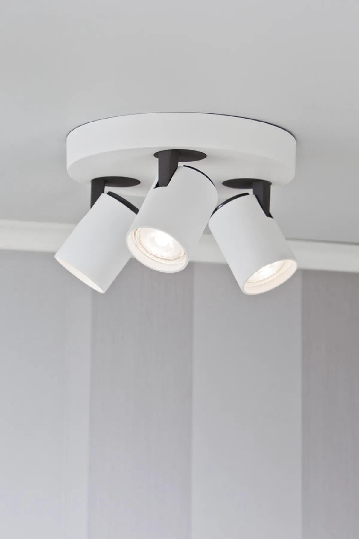 Kjøkkenbelysning Tak|Spotter & Skinner>Aneta Lighting Rollo rund taklampe 3 spotter - Hvit/Svart Hvit / Svart