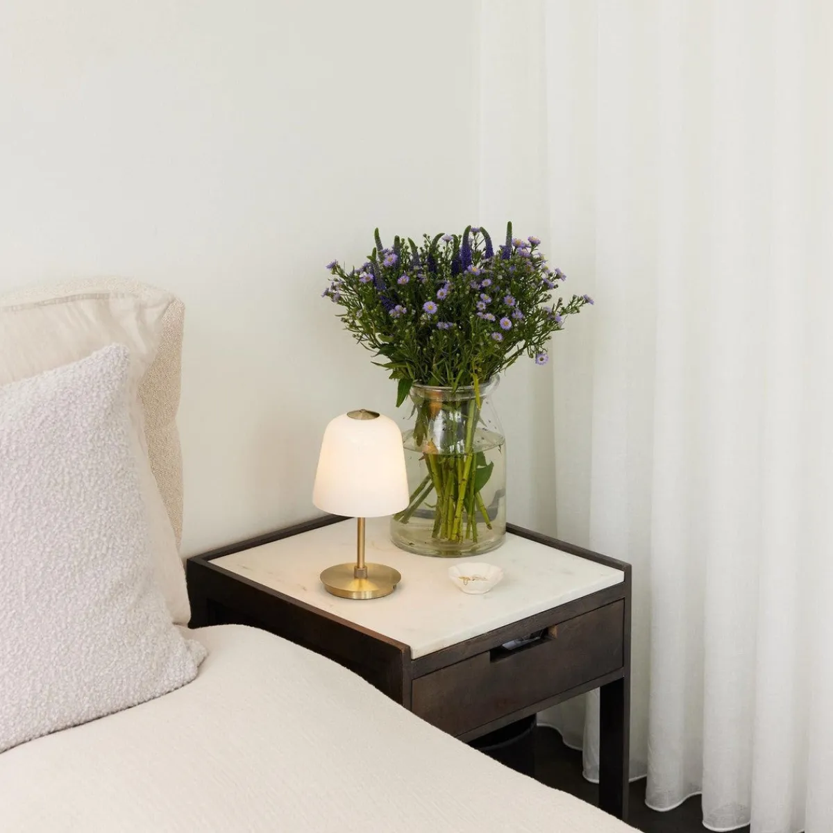 Oppladbare Bordlamper>Halo Designs Room 49 bordlampe oppladbar IP54 - Opal/Antikk messing Messing / Opal