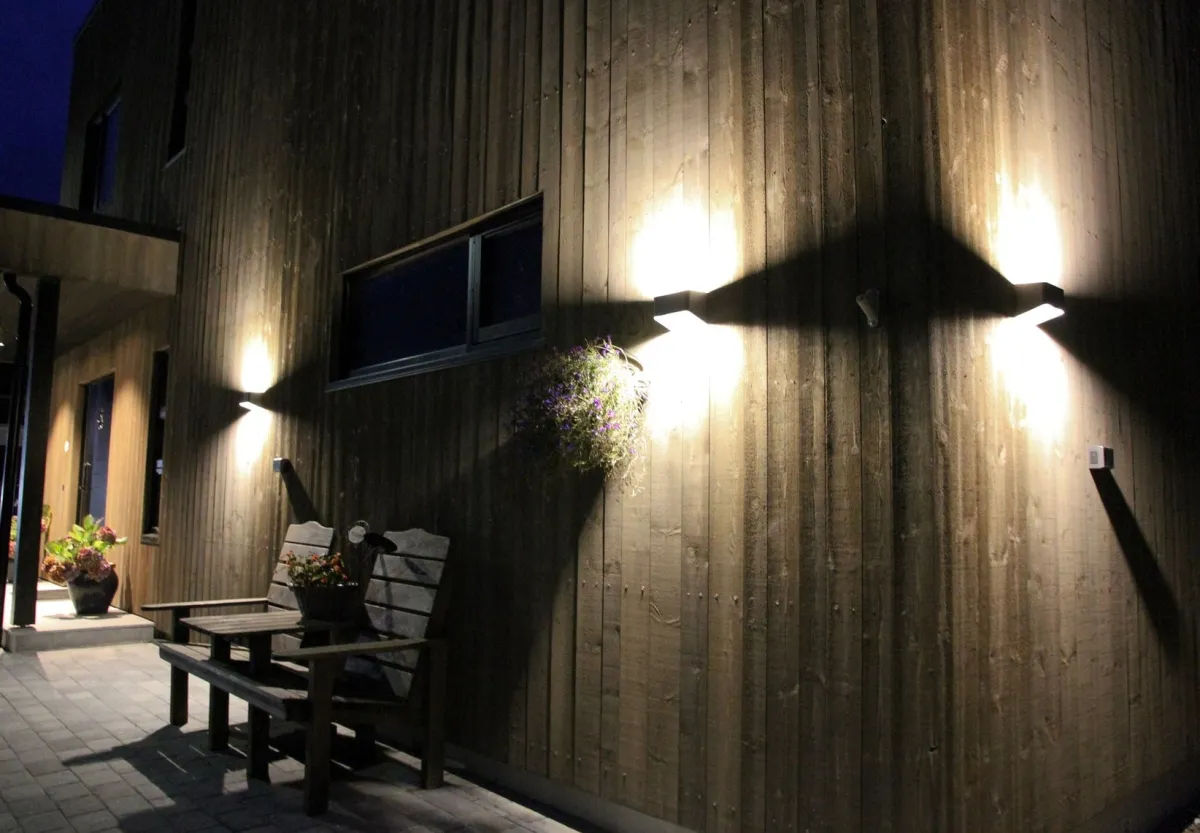 Utelamper Med Opp/Ned Lys>Aneta Lighting Søgne vegglampe opp/ned utendørs IP54 10W 3000K - Svart