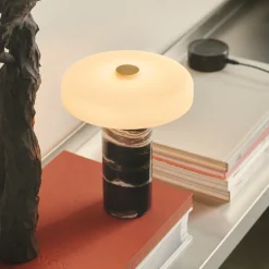 Oppladbare Bordlamper>Design by Us Trip oppladbar bordlampe - Sort marmor/ skjerm Hvit