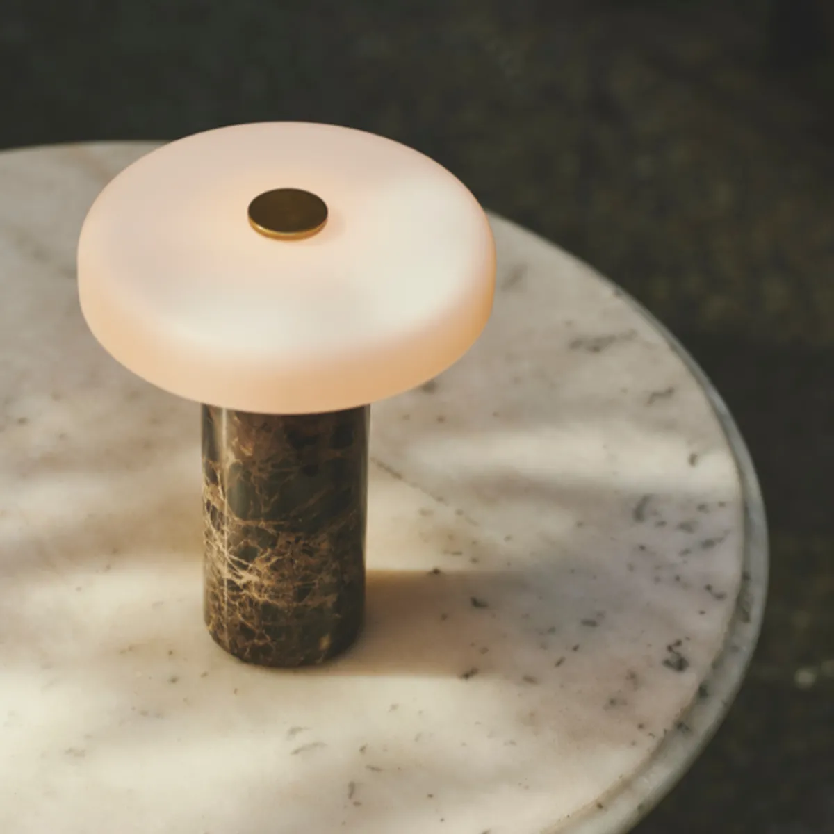 Oppladbare Bordlamper>Design by Us Trip oppladbar bordlampe - Dark Emperador brun marmor/Hvit skjerm Brun marmor / Hvit