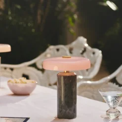 Oppladbare Bordlamper>Design by Us Trip oppladbar bordlampe - Sølv marmor/Rosa blank skjerm